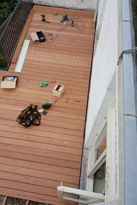 Hardhouten vlonder op balkon